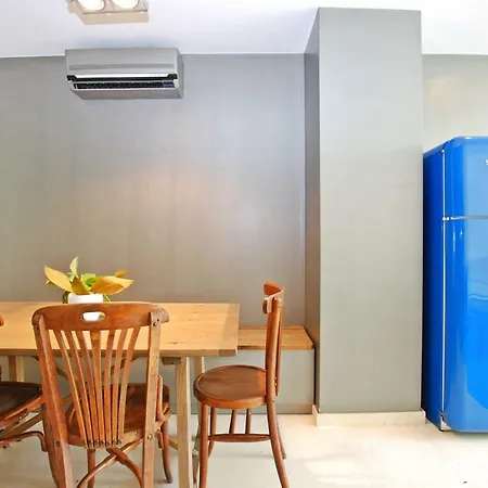 Apartment Blue Fridge - Blue Fridge - Ideal For Couples, Near And Well Connected *